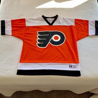 LOT 206 M: Philadelphia Flyers Hockey Jersey's: John LeClair #10 Size XL & Eric Lindros #88 Size Medium