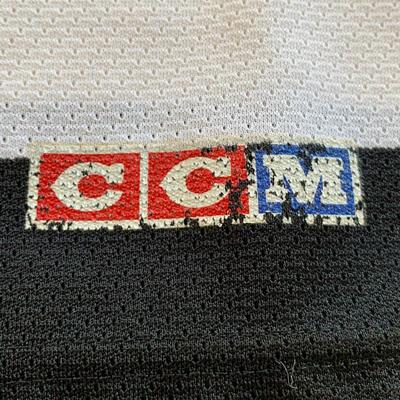 LOT 206 M: Philadelphia Flyers Hockey Jersey's: John LeClair #10 Size XL & Eric Lindros #88 Size Medium