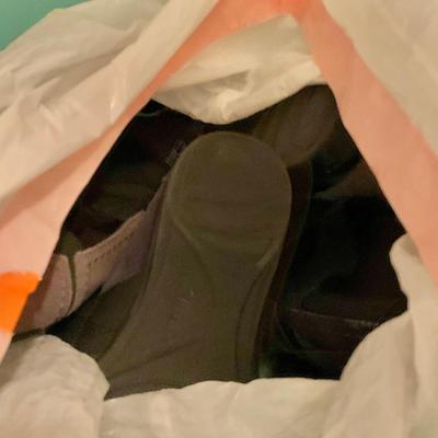 LOT 214 M: CLOSET CLEAR OUT! Purses, Women's Shoes, Mens Shirts, Dresses New w/ Tags, Hats, Gloves, Scarves, & More!