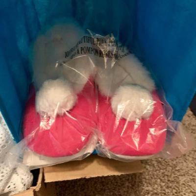 LOT 214 M: CLOSET CLEAR OUT! Purses, Women's Shoes, Mens Shirts, Dresses New w/ Tags, Hats, Gloves, Scarves, & More!