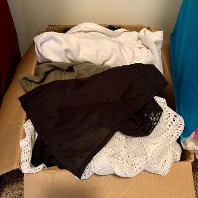 LOT 214 M: CLOSET CLEAR OUT! Purses, Women's Shoes, Mens Shirts, Dresses New w/ Tags, Hats, Gloves, Scarves, & More!