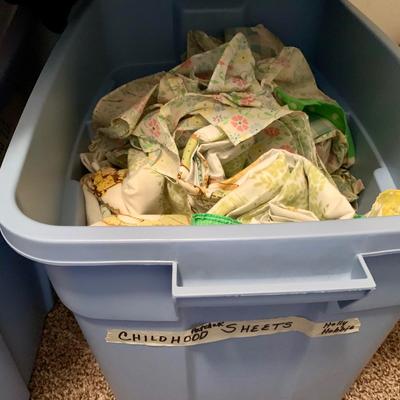 LOT 214 M: CLOSET CLEAR OUT! Purses, Women's Shoes, Mens Shirts, Dresses New w/ Tags, Hats, Gloves, Scarves, & More!