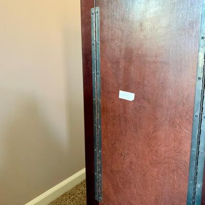 LOT 216 M: 1980's Cherry Wood Powell Queen Anne Flip-Top 8 Drawer Jewelry Armoire