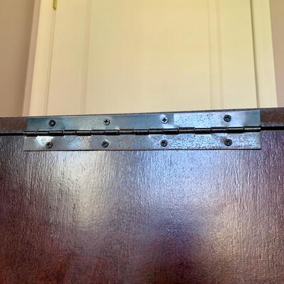 LOT 216 M: 1980's Cherry Wood Powell Queen Anne Flip-Top 8 Drawer Jewelry Armoire