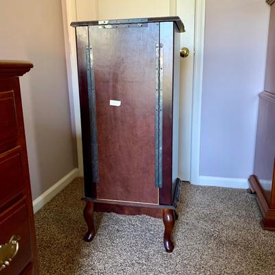 LOT 216 M: 1980's Cherry Wood Powell Queen Anne Flip-Top 8 Drawer Jewelry Armoire