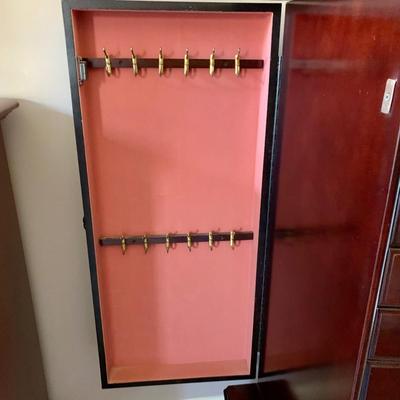 LOT 216 M: 1980's Cherry Wood Powell Queen Anne Flip-Top 8 Drawer Jewelry Armoire