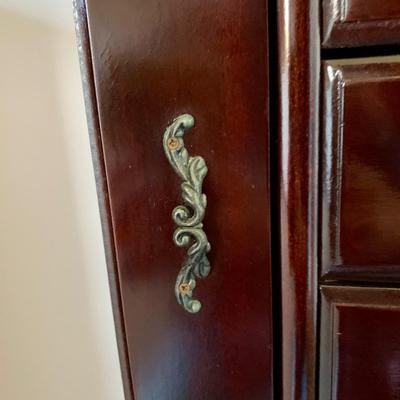 LOT 216 M: 1980's Cherry Wood Powell Queen Anne Flip-Top 8 Drawer Jewelry Armoire