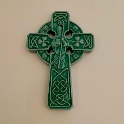 LOT 239 D: Irish Hanging Wall Decor: Framed “An Old Irish Welcome” & Celtic Cross