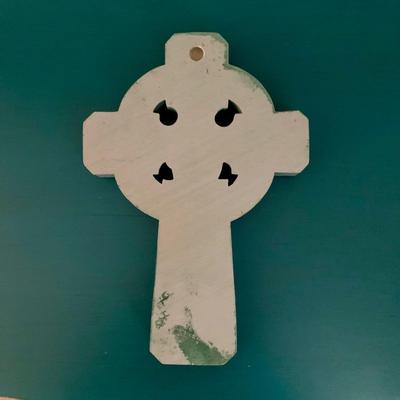 LOT 239 D: Irish Hanging Wall Decor: Framed “An Old Irish Welcome” & Celtic Cross