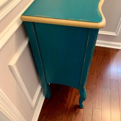 LOT 240 D: Ballard Designs Bench Seat, Pier 1 Imports Teal & Gold 3 Drawer Side Table, & Gilded Wall Mirror