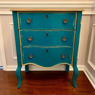 LOT 240 D: Ballard Designs Bench Seat, Pier 1 Imports Teal & Gold 3 Drawer Side Table, & Gilded Wall Mirror