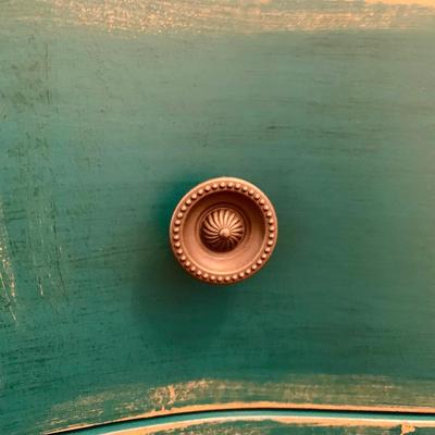 LOT 240 D: Ballard Designs Bench Seat, Pier 1 Imports Teal & Gold 3 Drawer Side Table, & Gilded Wall Mirror