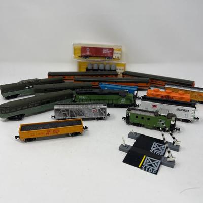 16 N Scale Train Cars