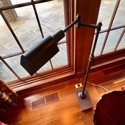 DZ Adjustable Height Floor Lamp