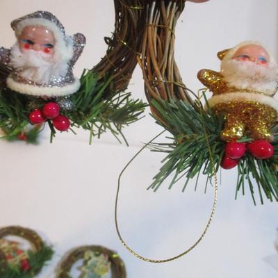33 - New Mini Wreaths With Santa Figures Lot 102