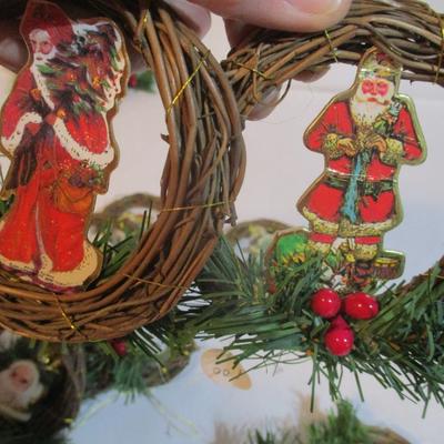 33 - New Mini Wreaths With Santa Figures Lot 102