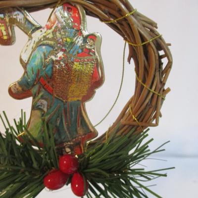 33 - New Mini Wreaths With Santa Figures Lot 102