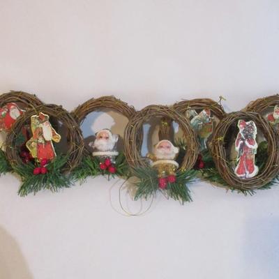 33 - New Mini Wreaths With Santa Figures Lot 102
