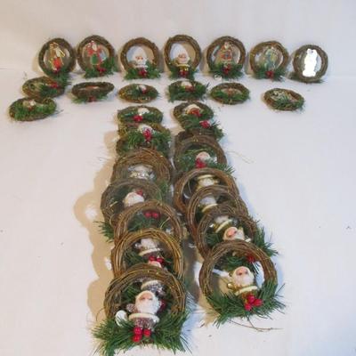 33 - New Mini Wreaths With Santa Figures Lot 102