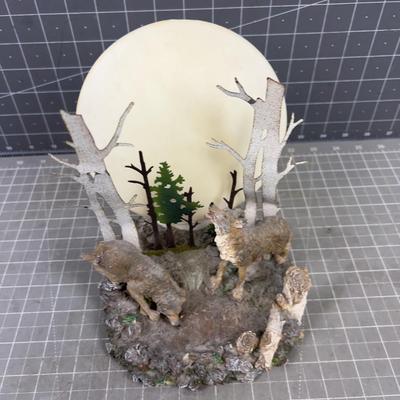 HOWLING AT THE MOON WOLVES, Sculpture Resin