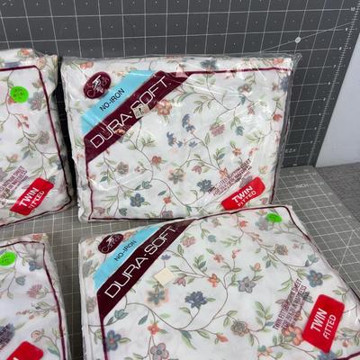 Pile of twin Fitted Bottom Sheets, Only VINTAGE 