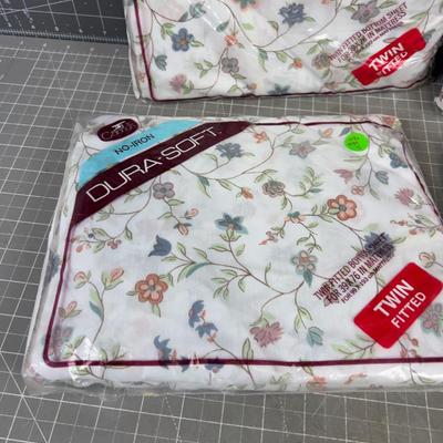 Pile of twin Fitted Bottom Sheets, Only VINTAGE 