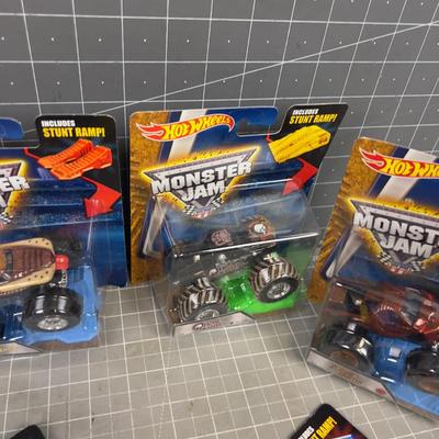 Hot Wheels Moster JAM, NEW on the Card (8) 