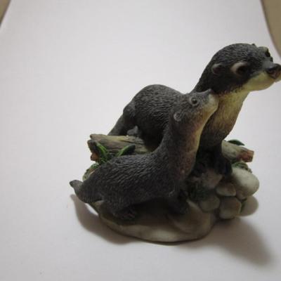 2 river otter figurine