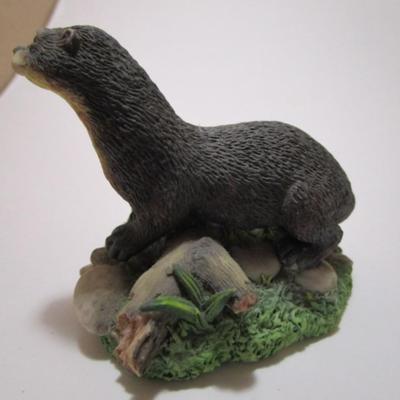 2 river otter figurine