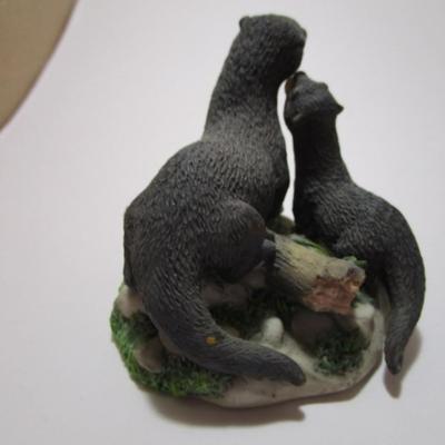 2 river otter figurine