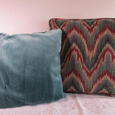 2 Decorative pillows