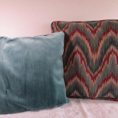 2 Decorative pillows