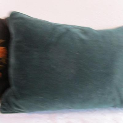 2 Vintage decorative pillows