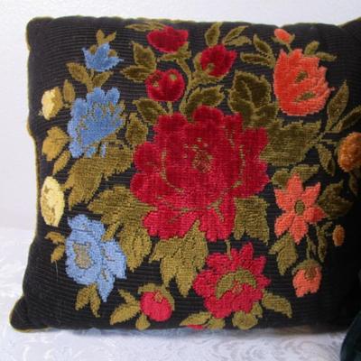 2 Vintage decorative pillows