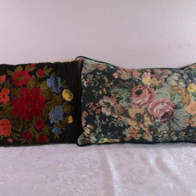 2 Vintage decorative pillows