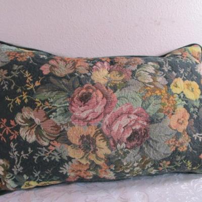 2 Vintage decorative pillows