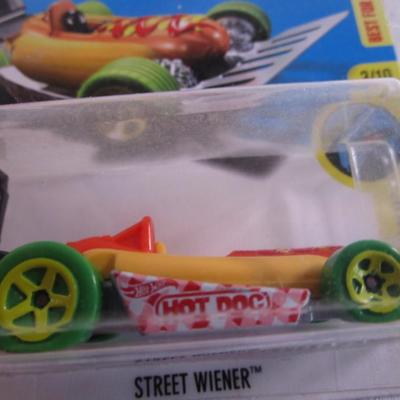 2 Hot Wheels cars