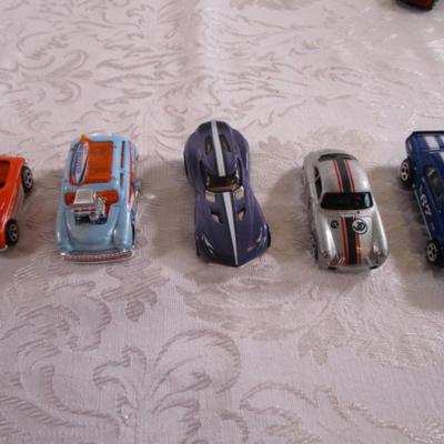 5 Hot Wheels cars