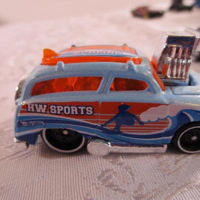 5 Hot Wheels cars