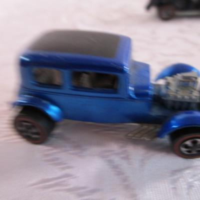 5 Hot Wheels cars