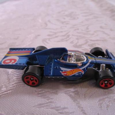 5 Hot Wheels cars