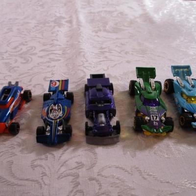 5 Hot Wheels cars