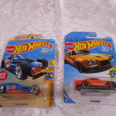 2 Hot Wheels cars