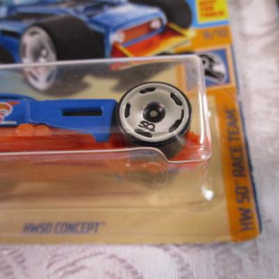 2 Hot Wheels cars
