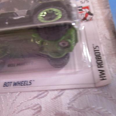 2 Hot Wheels cars