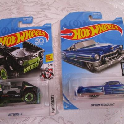 2 Hot Wheels cars