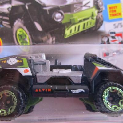 2 Hot Wheels cars