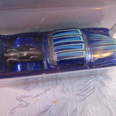 2 Hot Wheels cars