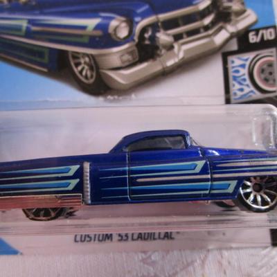 2 Hot Wheels cars