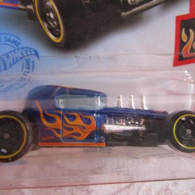 2 Hot Wheels cars
